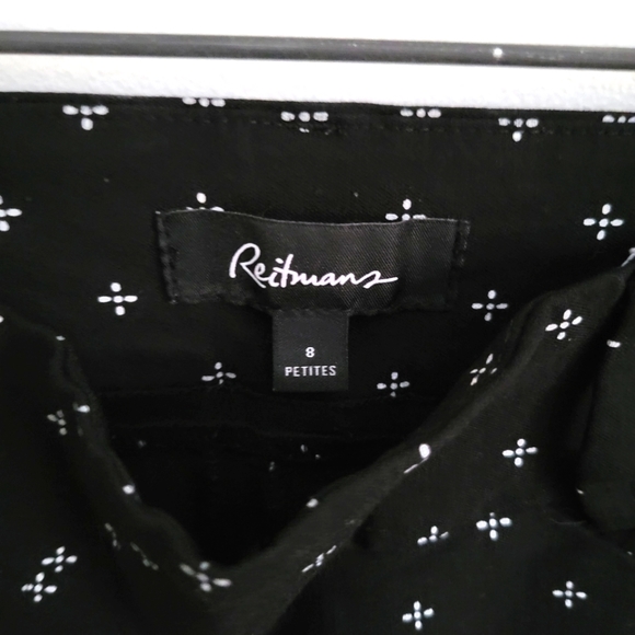 Black and white patterned capris that fit to the knee. Size 8 petites. - Picture 2 of 4